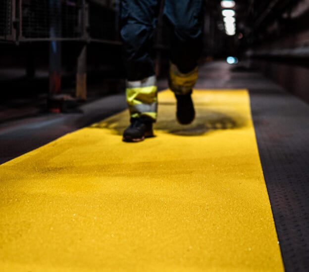 Gul halkskyddsskiva i industrimiljö