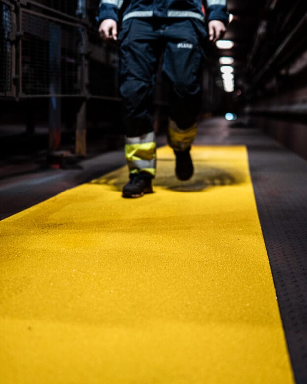 Gul halkskyddsskiva i industrimiljö