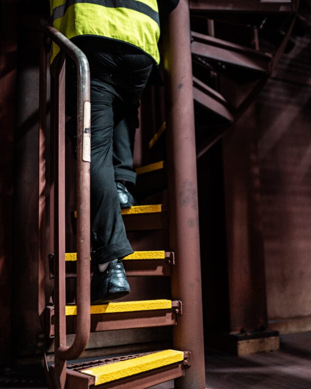 Industriarbetare med skyddsskor