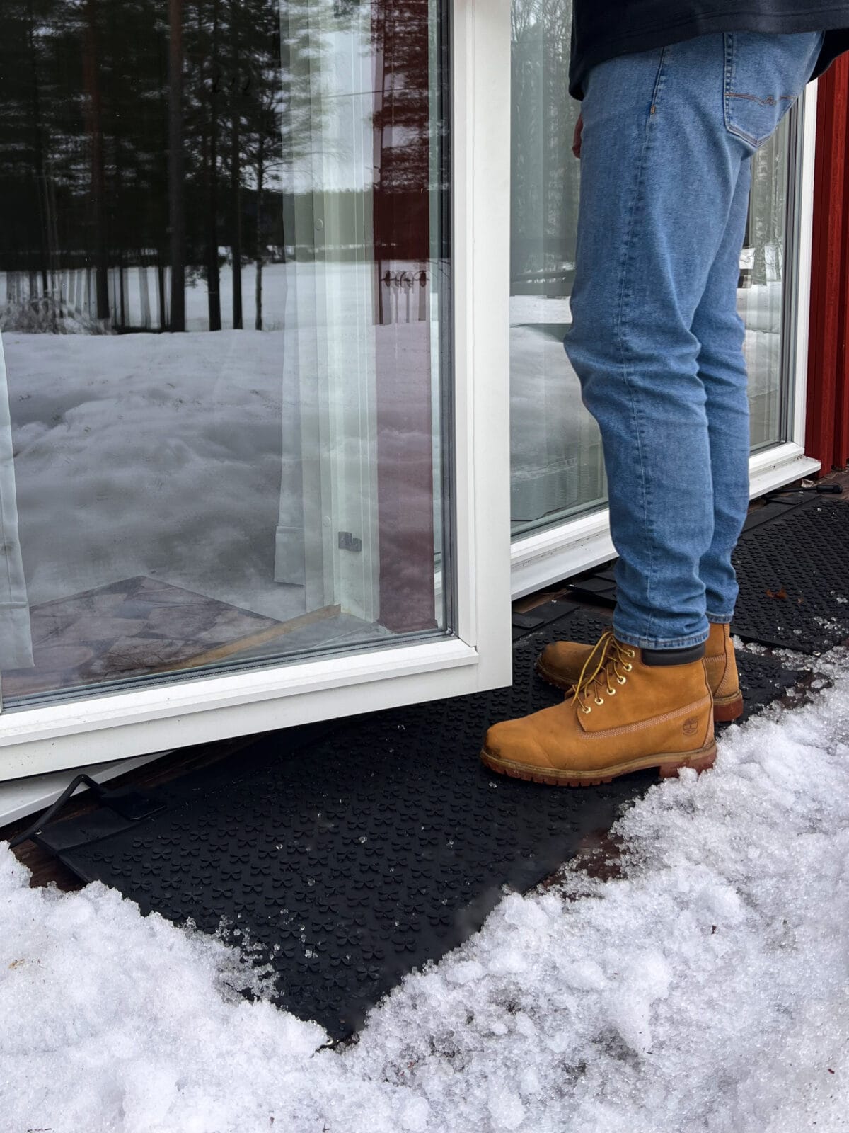 Sort varmematte i gummi på altan