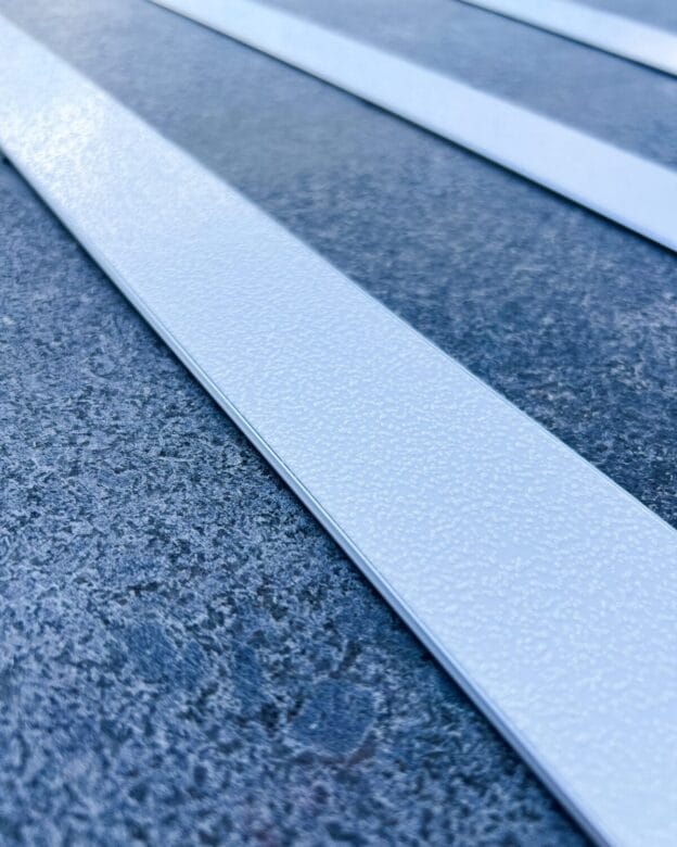 Ledelinje ERIKSBERG - Ledelist i aluminium med svart eller hvitt innlegg, 3M - 1000x57mm